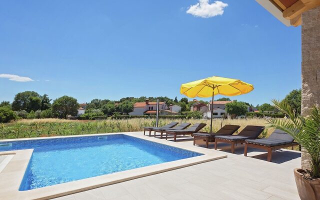 Seaside Villa With Swimming Pool in Funtana