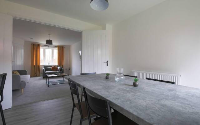 Beautiful 4-bed House 15 Mins to Cardiff & Newport