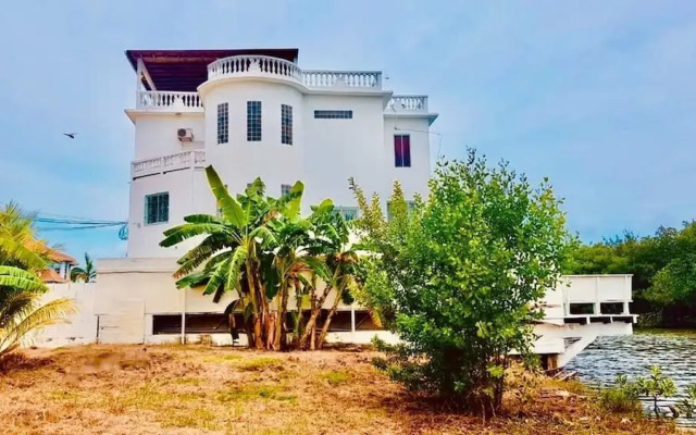 See Belize Sunrise Sea & Garden View 2-bed Studio w Pool & Overwater Deck, 1stfl