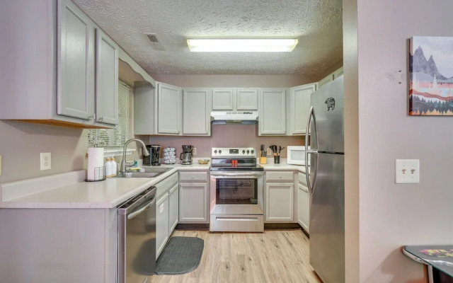 Family-friendly Gatlinburg Home w/ Hot Tub!