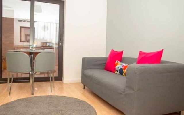 Plush Holiday Home in Gloucester Near Museum and Cathedral