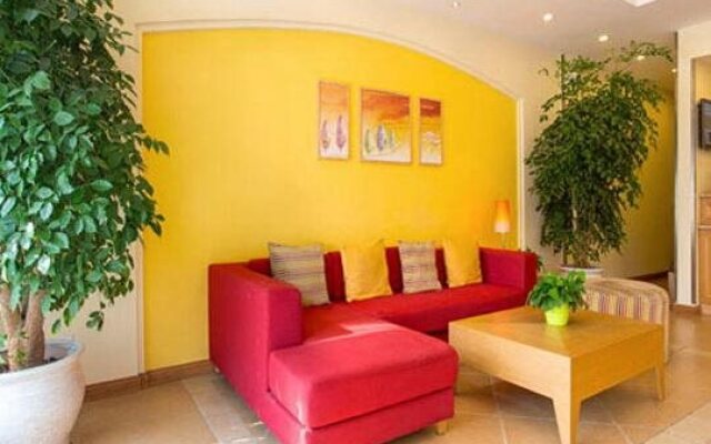 Home Inn Heyuan Railway Station