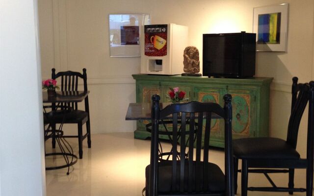 Studio Sukhumvit 18 by iCheck Inn