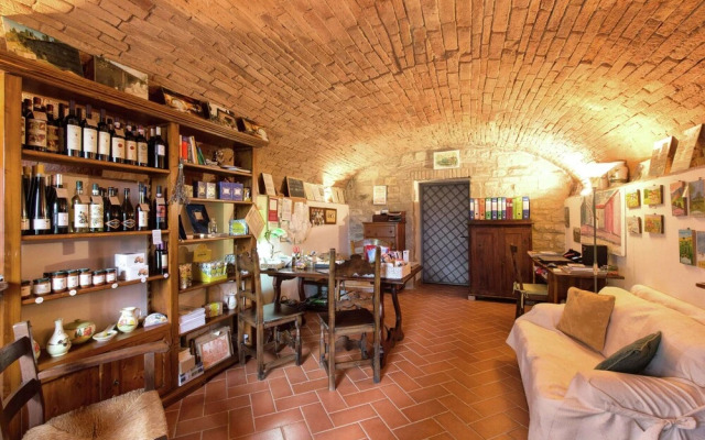 Attractive Apartment in Typical Tuscan Style