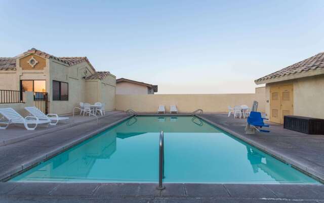 Days Inn by Wyndham Kingman West