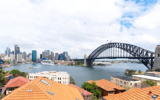 2 Bedroom Home in Kirribilli With a Great View