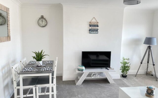 Light and airy 1 bedroom flat 700m from the Beach