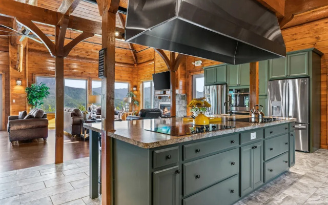 Breathtaking Views 10 Bedroom Cabin by Heavenly Views Resort