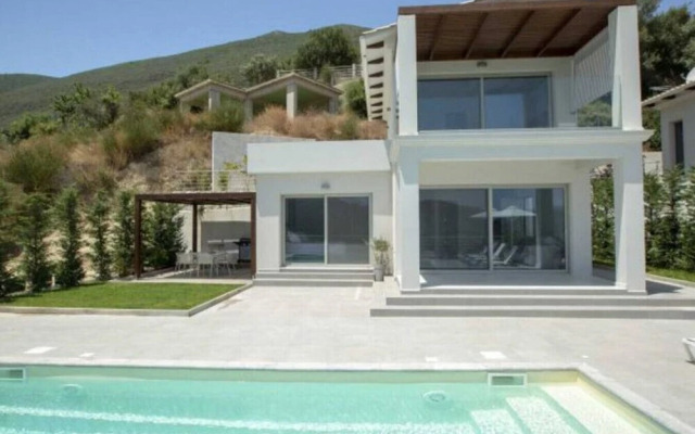 Villa O OFF White in Lefkada