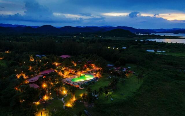 Kaengkrachan Boathouse Paradise Resort