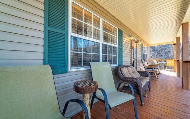 Strollin' Bear 3 Bedroom Home by RedAwning