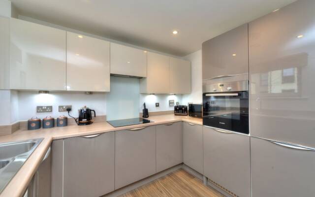 Executive Oakgrove Apartment