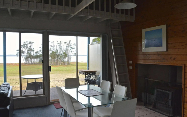 Waterfront Retreat At Wattle Point