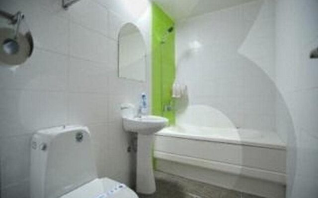 Goodstay Moon Hotel