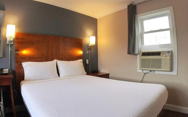 Moonlight Inn and Suites