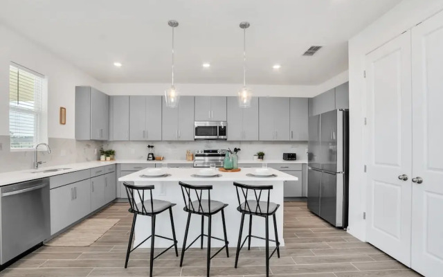 Upstay - Spacious Lakefront Home Near Disney