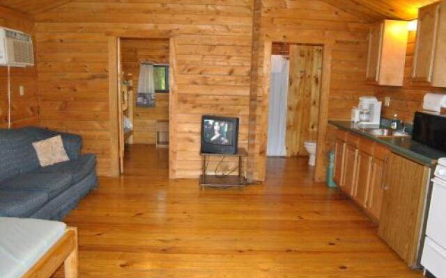 Robin Hill Camping Resort One-Bedroom Cottage 8