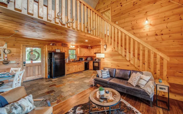 Gorgeous & Secluded 3 BDR Cabin in Mineral Bluff!