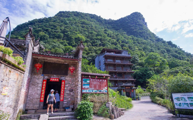 Yangshuo Scenic Mountain Retreat