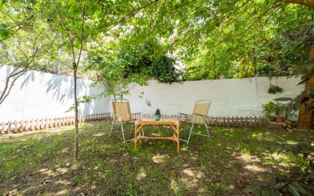 Flat With Garden Close to Coast in Uskudar