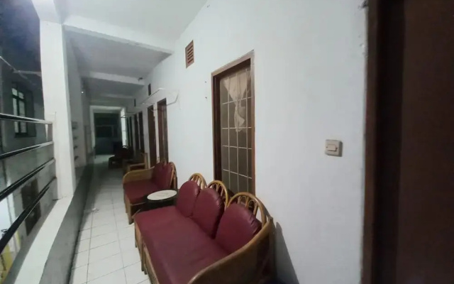 OYO 95096 Dewi Sudirman Guest House