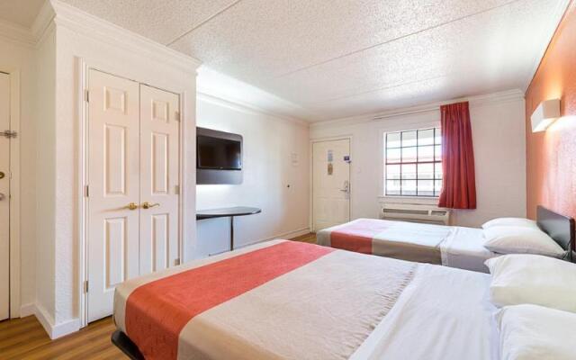 Motel 6 North Kirkland