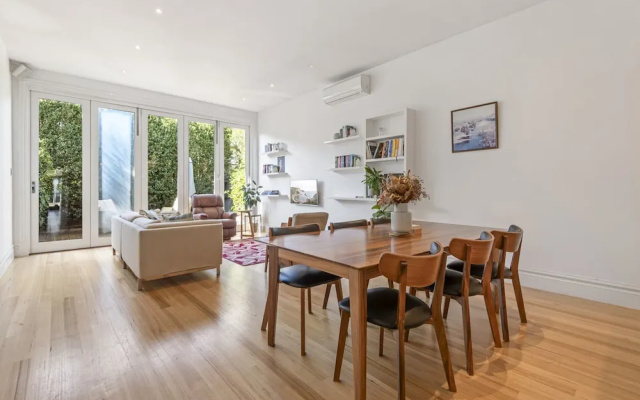 Modern Charm Meets Inner Convenience – Guest Rooms – Melbourne