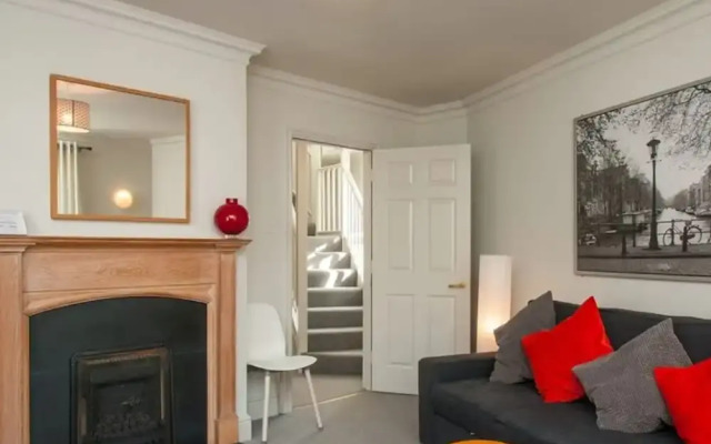 Central Quiet 2 Bedroom Townhouse With Office