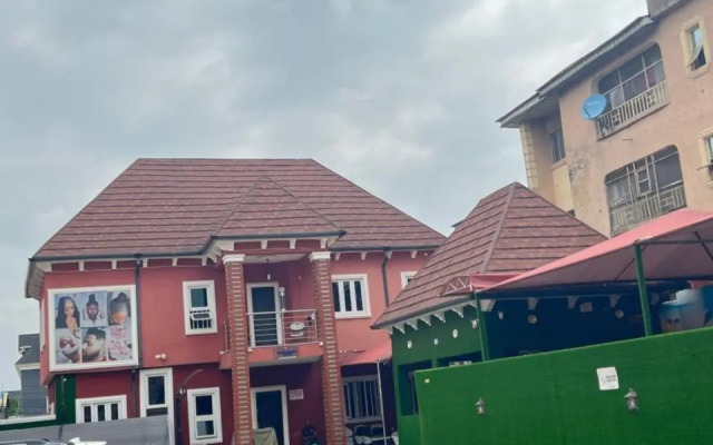 Ice Suites And Apartment