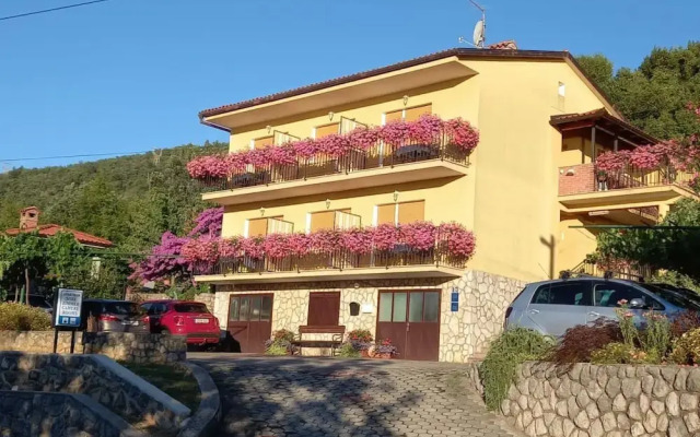 Scenic Retreat Rooms and Family Apartment