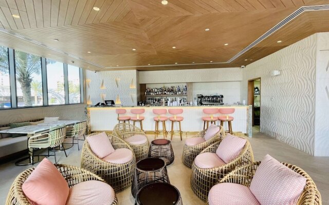 LUX Iconic Views at The Palm Tower 7