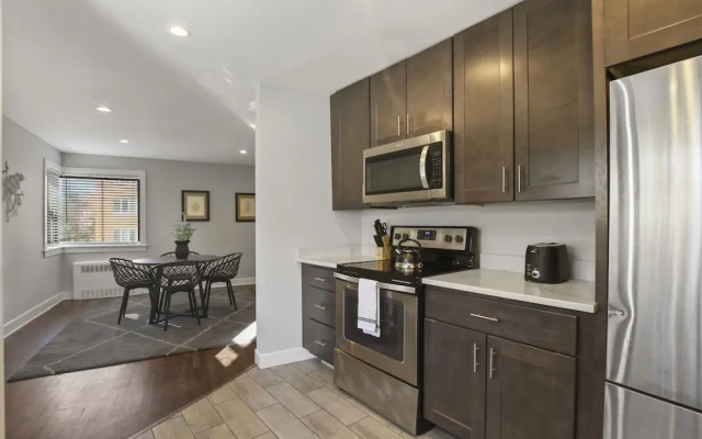 2BR Rogers Park Apt in Sheridan