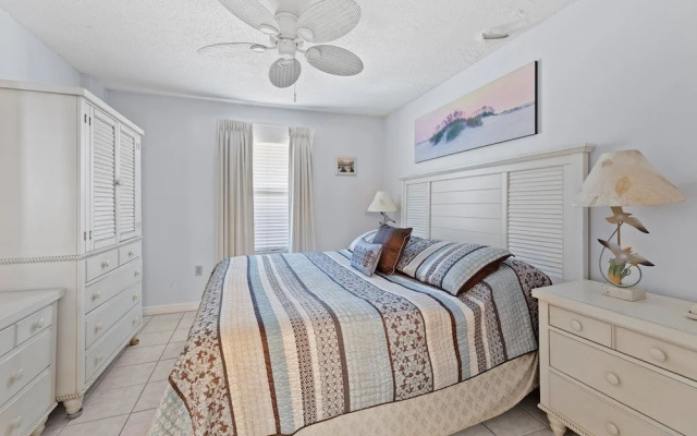 Pelican Beach 1707 1 Bedroom Condo by Pelican Beach Management