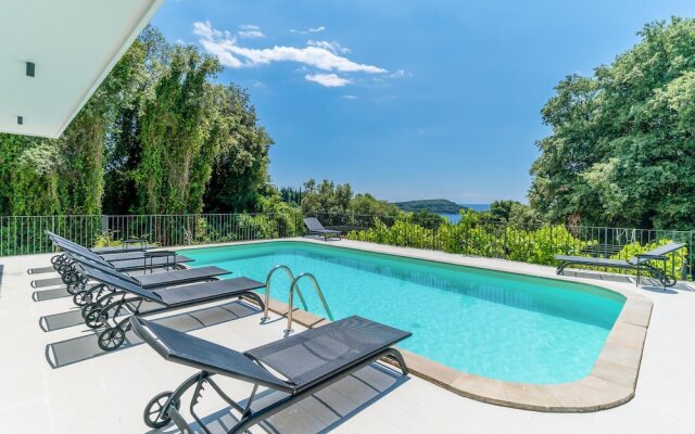 Beautiful Home in Molunat With Wifi and 8 Bedrooms