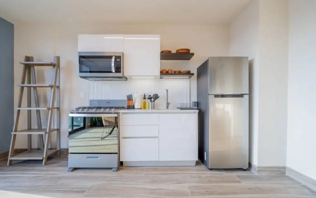 w Exceptional 1BR With Balcony in Casco View