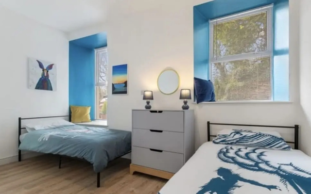 Stunning Renovated & Spacious 2 BR - 100m to Beach
