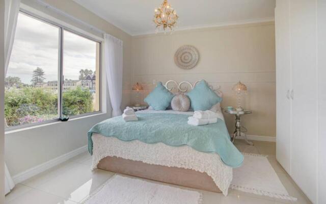 L`Azur : Elegant Apartment with Sea View