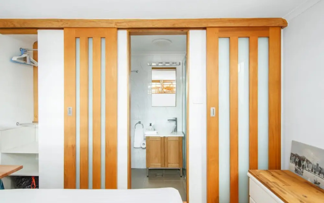 Stylish Inner City 2-bed Unit by Fig Lane Park – Guest Rooms – Sydney