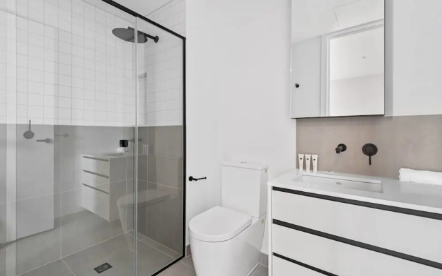Modern Apartment on Burgundy Precinct & Parklands – Bathroom – Melbourne