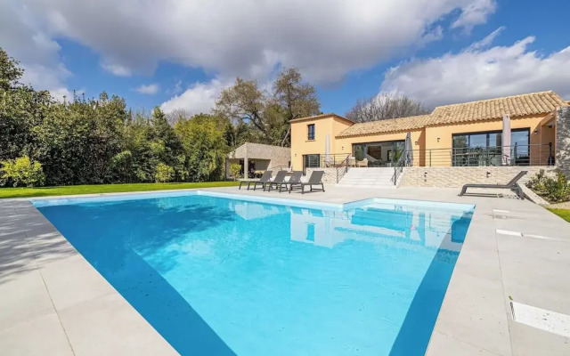 Modern Villa With Heated Pool and Garden