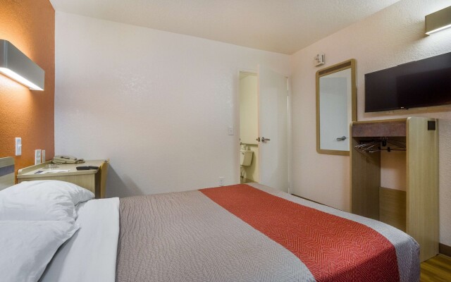 Motel 6 – Lakewood, CO