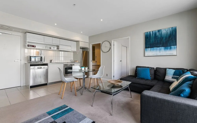 Zodiaks 2 Bedroom Apartment Pool Gym Parking