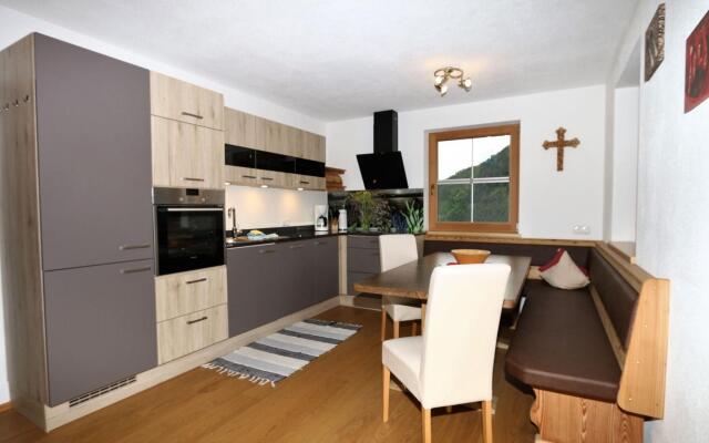 Holiday Flat Schoser, Fugen