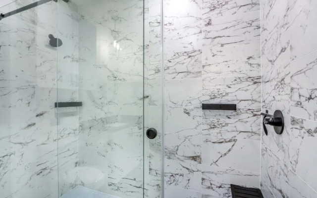 Chic Condo Minutes to Downtown, Gruene, & More