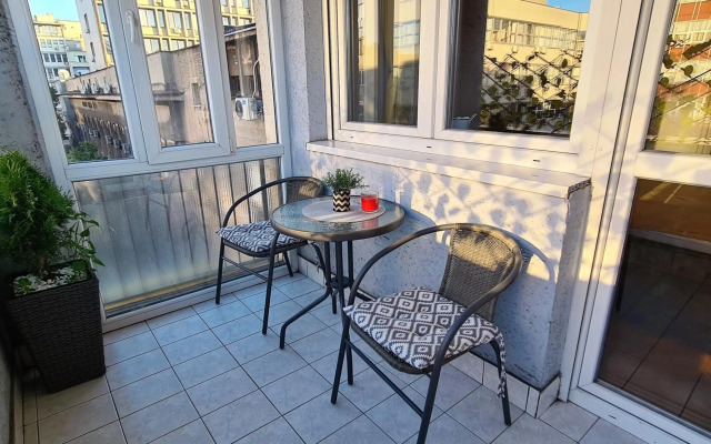 Windows City Apartment