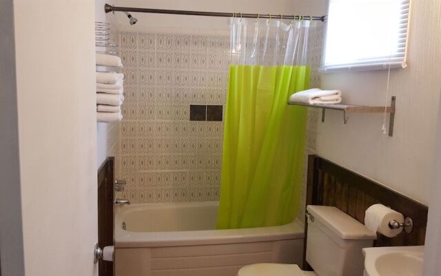 Greenside motel
