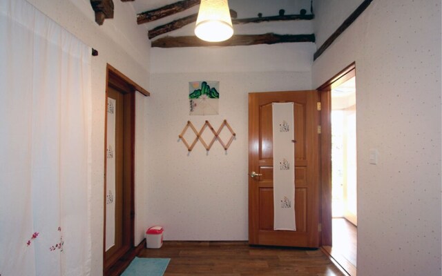 Gyo-dong Oegasjip Hanok