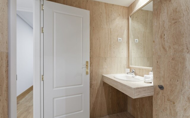 Ayala Apartment by FlatSweetHome