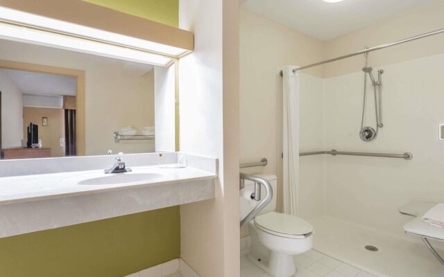 Days Inn & Conf Center by Wyndham Southern Pines Pinehurst