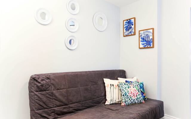 Family Home-Metrotown by Elevate Rooms